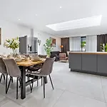 Long Stay- Friendly 5Br, Near M1 & Luton Airport