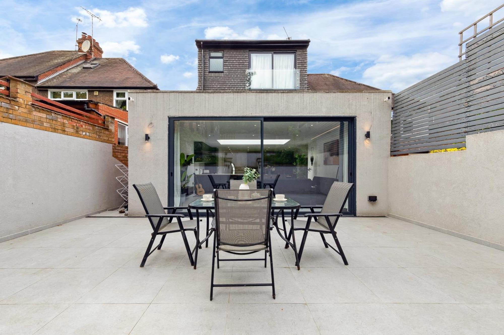 Holiday home Long Stay- Friendly 5br, Near M1 & Airport