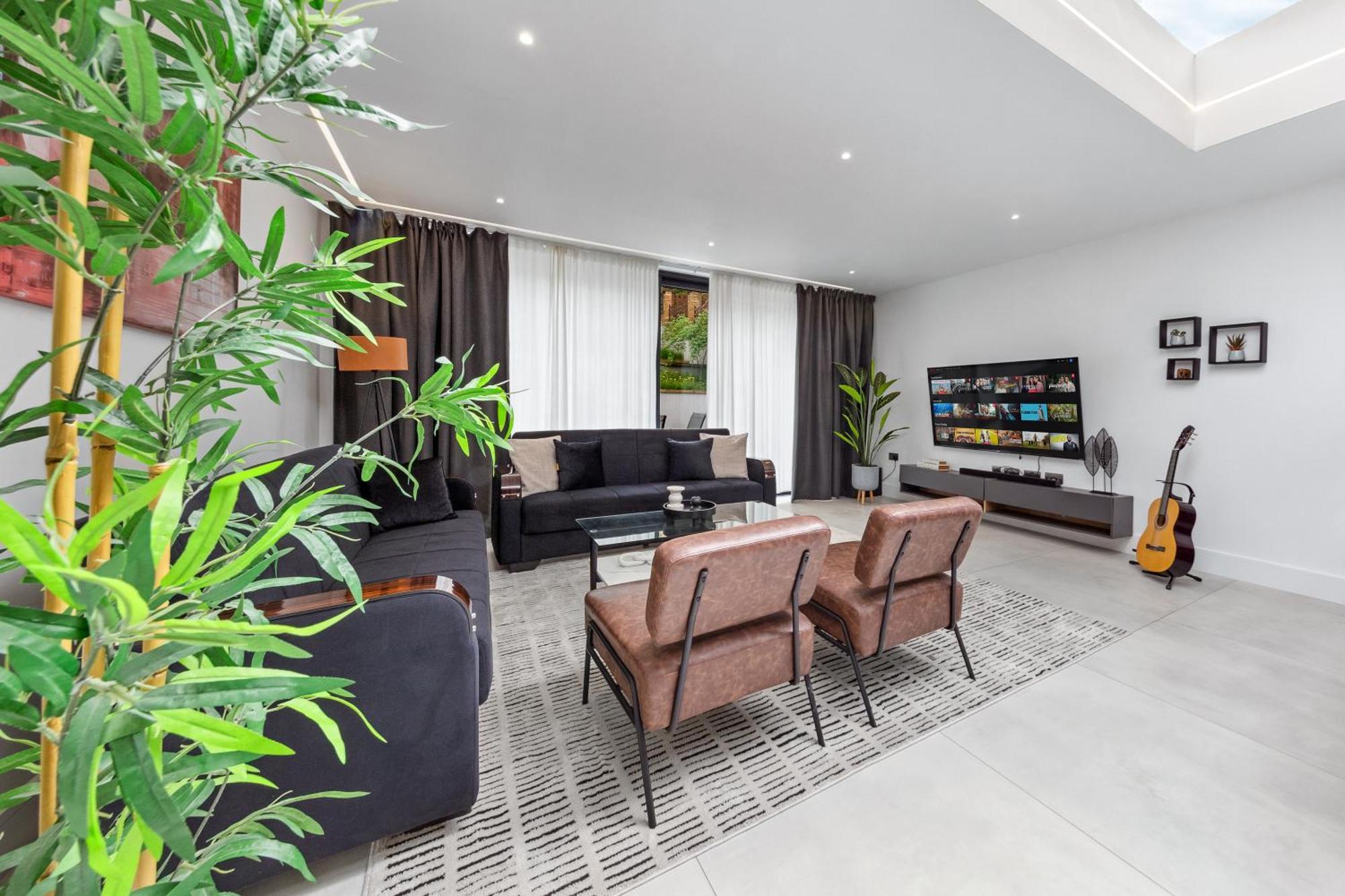 Long Stay- Friendly 5br, Near M1 & Airport
