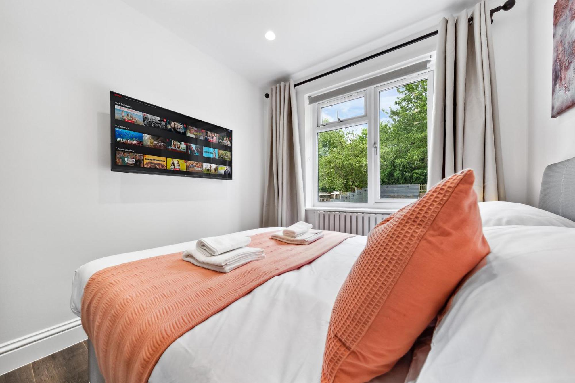 Holiday home Long Stay- Friendly 5br, Near M1 & Airport