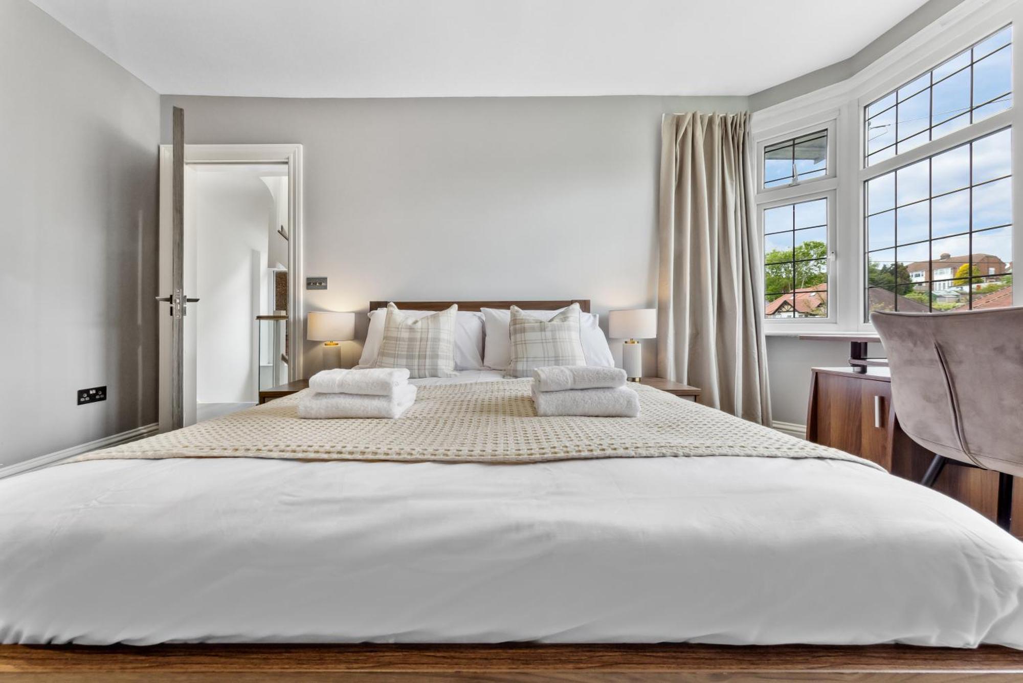 Holiday home Long Stay- Friendly 5br, Near M1 & Airport